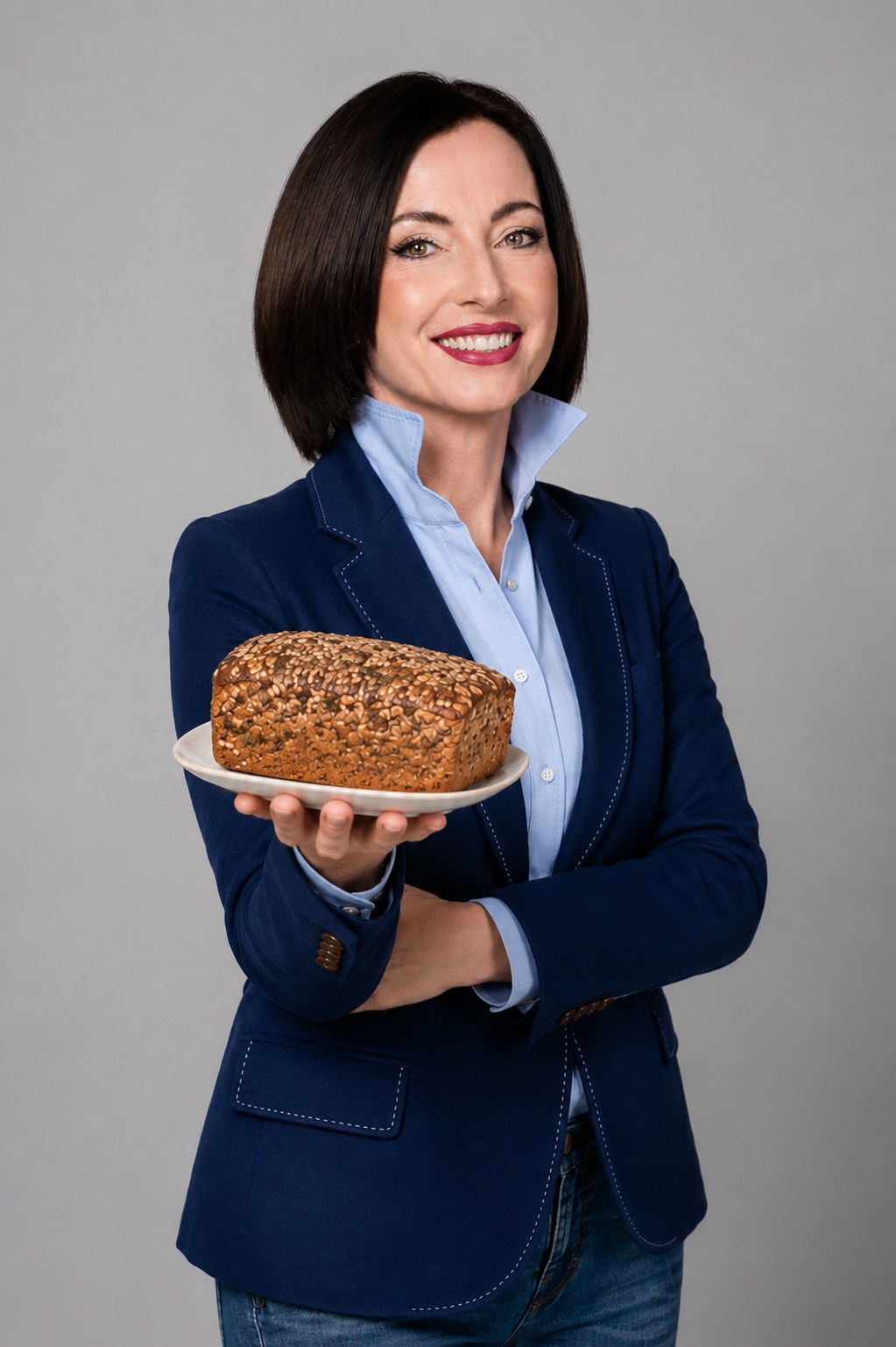 Dr. Manuela Macedonia mit selbst gebackenem Omega-3-Spezialbrot